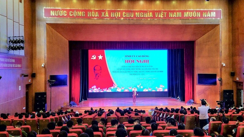 Thi công lắp đặt màn hình led hội trường trong nhà uy tín #1